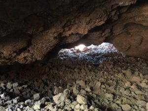マウナラニ洞窟　左側の光