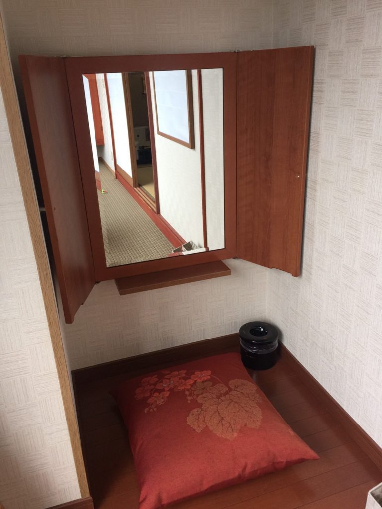 きぬ川ホテル三日月さくら亭　窓際スペース