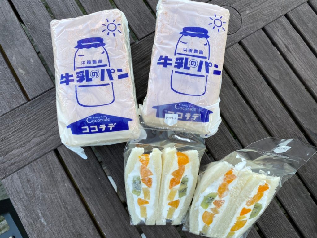 ベーカリーカフェ ココラデ 御代田店の「牛乳パン」「フルーツサンド」